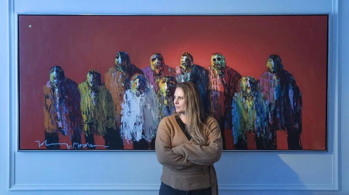 Kulturordfører for SF, Charlotte Broman Mølbæk, foran et maleri af Johnny Madsen i Liberal Alliances gruppeværelse på Christiansborg. Charlotte Broman Mølbæk kan godt lide rockmusikeren og kunstmalerens portrætter af mennesker.