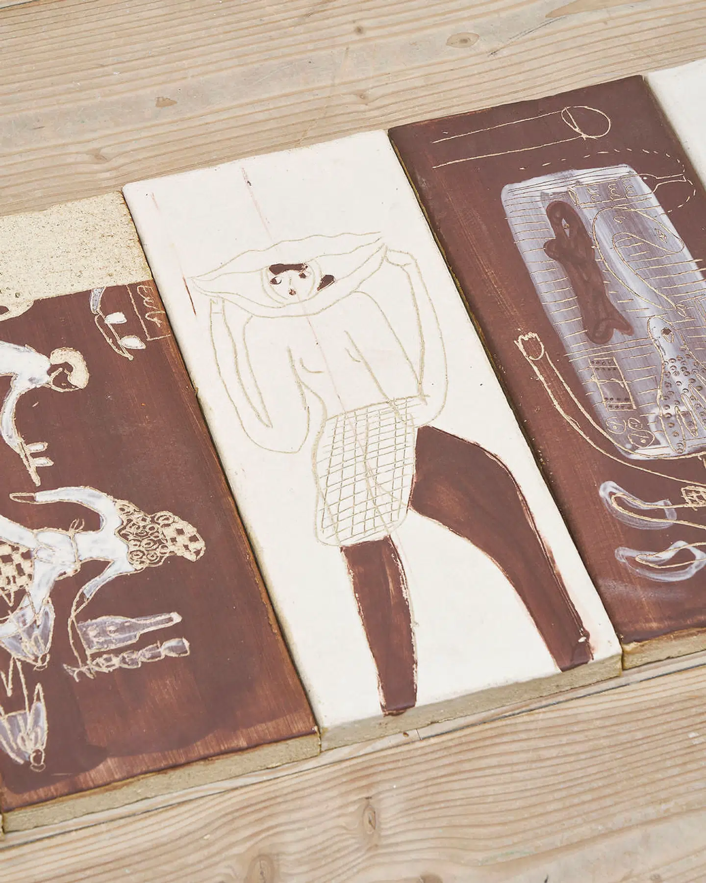 »Walking Debt«. 2022. Brændt stentøj med begitning.