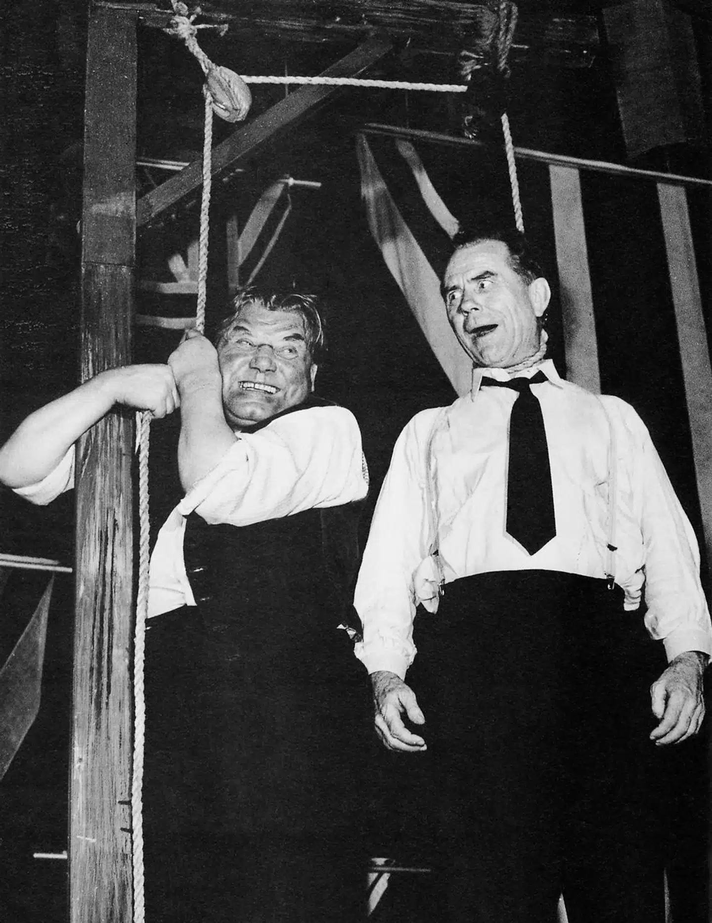 Efter en forestilling på Aveny Teatret i efteråret 1958 stillede Aksel Larsen og Osvald Helmuth op til et fotografi, der var et symbolsk billede på partiets centralkomités ønske om at slippe af med ham.