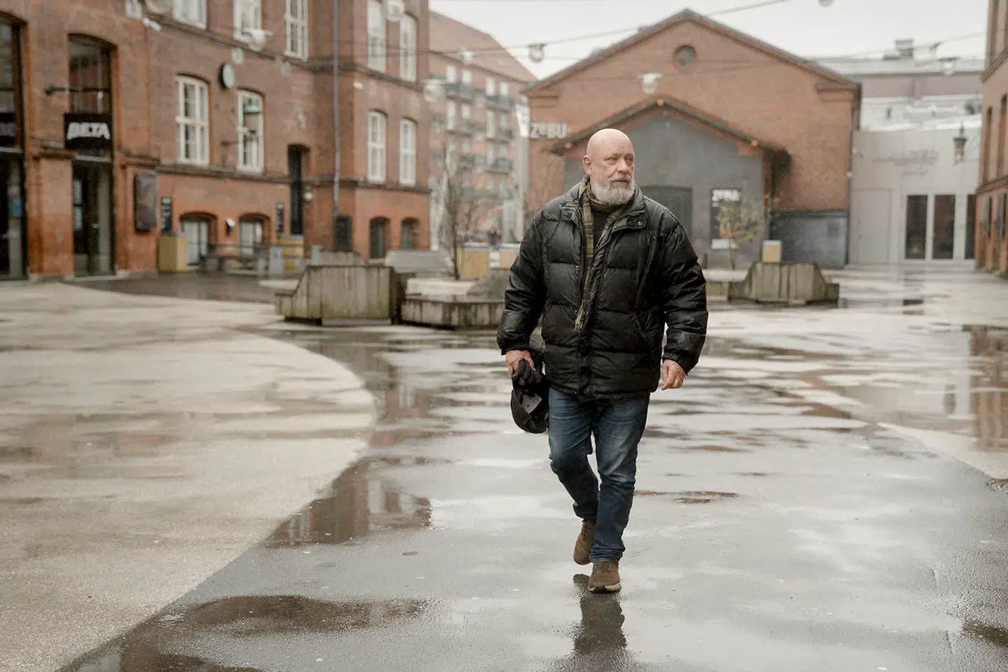 Frede Norbrink var med på barrikaderne, da Dank Supermarked og Mærsk i sin tid planlagde at nedlægge Amager Bio og i stedet placere en dagligvarebutik. I dag er der indgang fra gården.