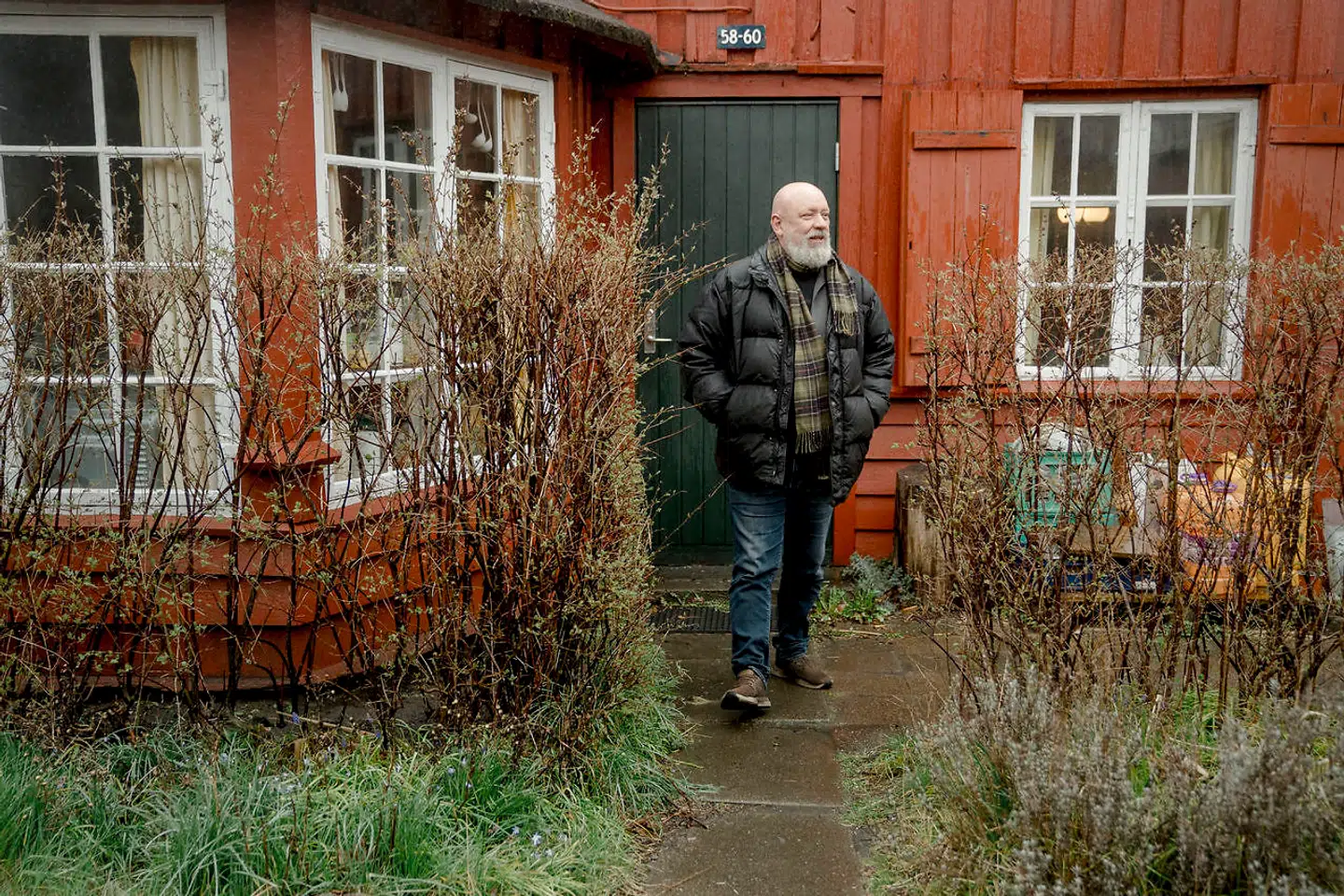 Frede Norbrink ved sit hus i Ballonparken. Her arbejder han også som rundviser.