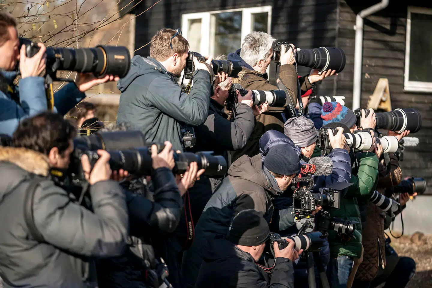»Alle danske medier har en opgave i forhold til at oplyse brugerne om, hvordan de arbejder med vinkling, kildekritik og alt det andet, så det bliver tydeligt, hvordan journalistik og uafhængige redaktionelle medier adskiller sig fra holdningsbåret information,« skriver Tine Johansen.