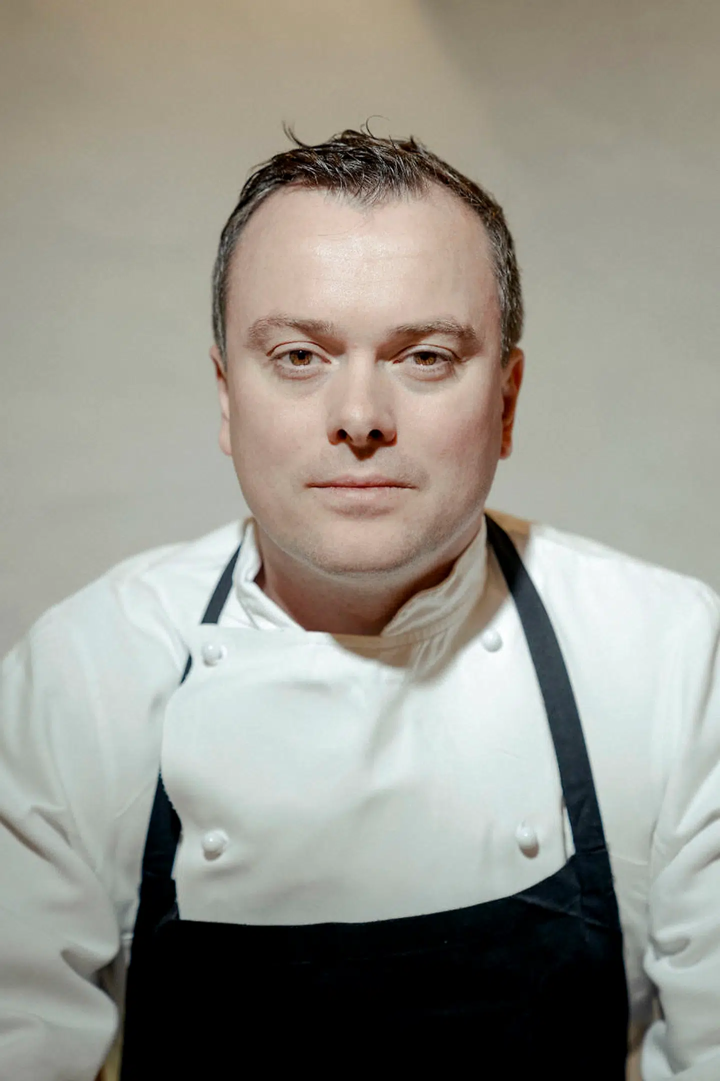 I dag er Mark Lundgaard køkkenchef på Kong Hans Kælder. Tidligere har han blandt andet været souschef samme sted, køkkenchef på Restaurant Sletten og assisterende køkkenchef på Falsled Kro.