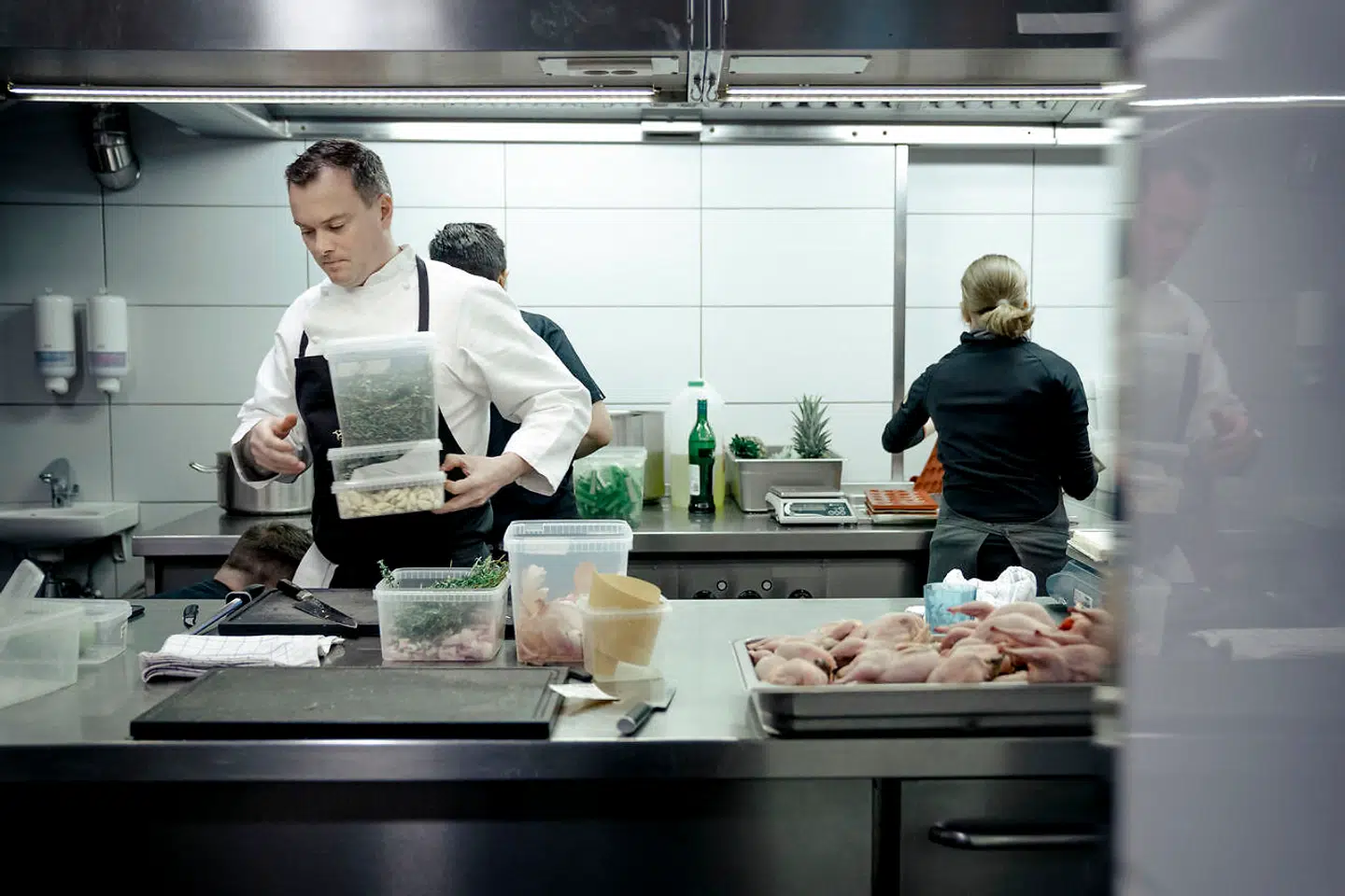 Mark Lundgaard har været 22 år i branchen, som har været udskældt for blandt andet en urimelig hård tone, sexisme og for hårde arbejdsvilkår. »Mit indtryk er, at tingene har ændret sig meget. I dag kan du ikke slippe afsted med at være en idiot, og det er en dejlig udvikling. Der bliver stadig nødt til at være hierarki, men tonen og vilkårene er blevet langt bedre.«