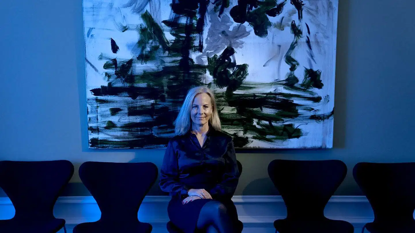 Det Konservative Folkepartis kulturordfører, Birgitte Bergman, foran et af Claus Carstensens malerier i partiets gruppeværelse på Christiansborg. Birgitte Bergman kan godt lide de abstrakte malerier.