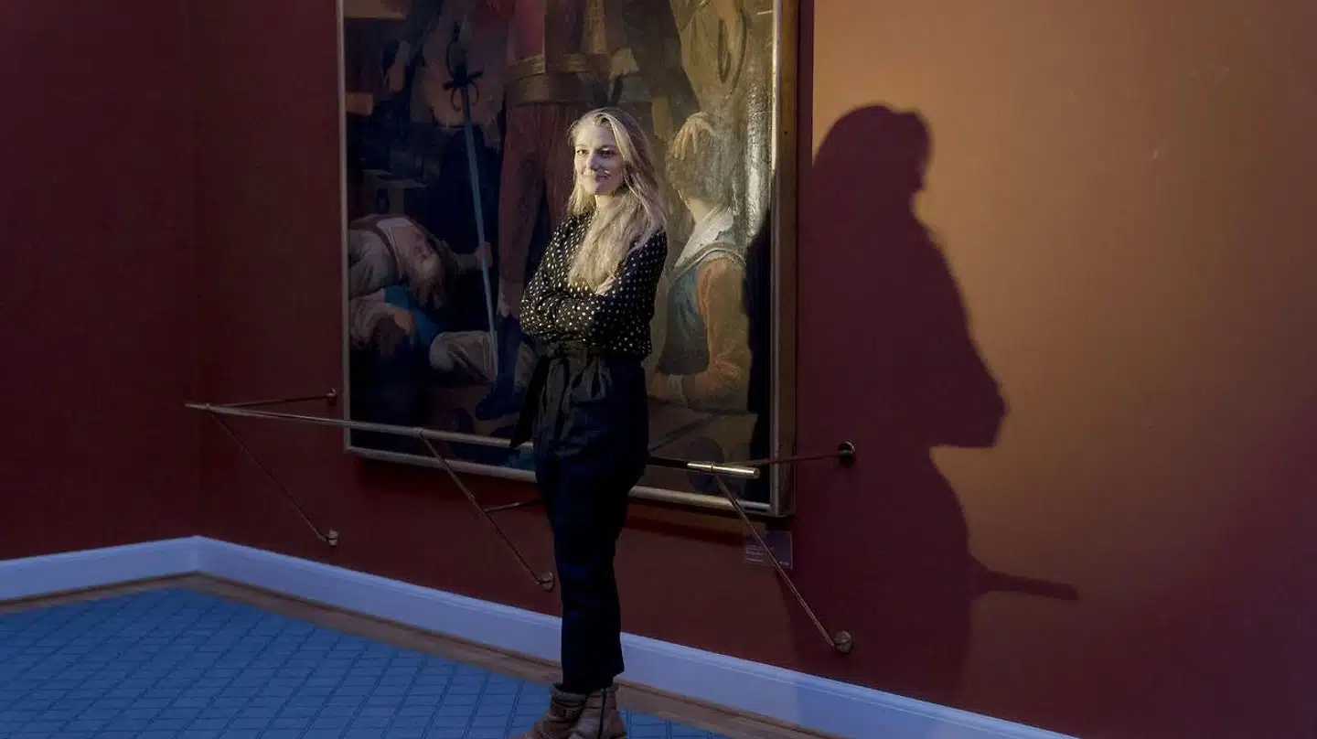 Zenia Stampe foran Wilhelm Bendz' maleri af Christian 4. på Kolberger Heide. Maleriet er en kopi af et maleri af Nicolai Abilgaard.