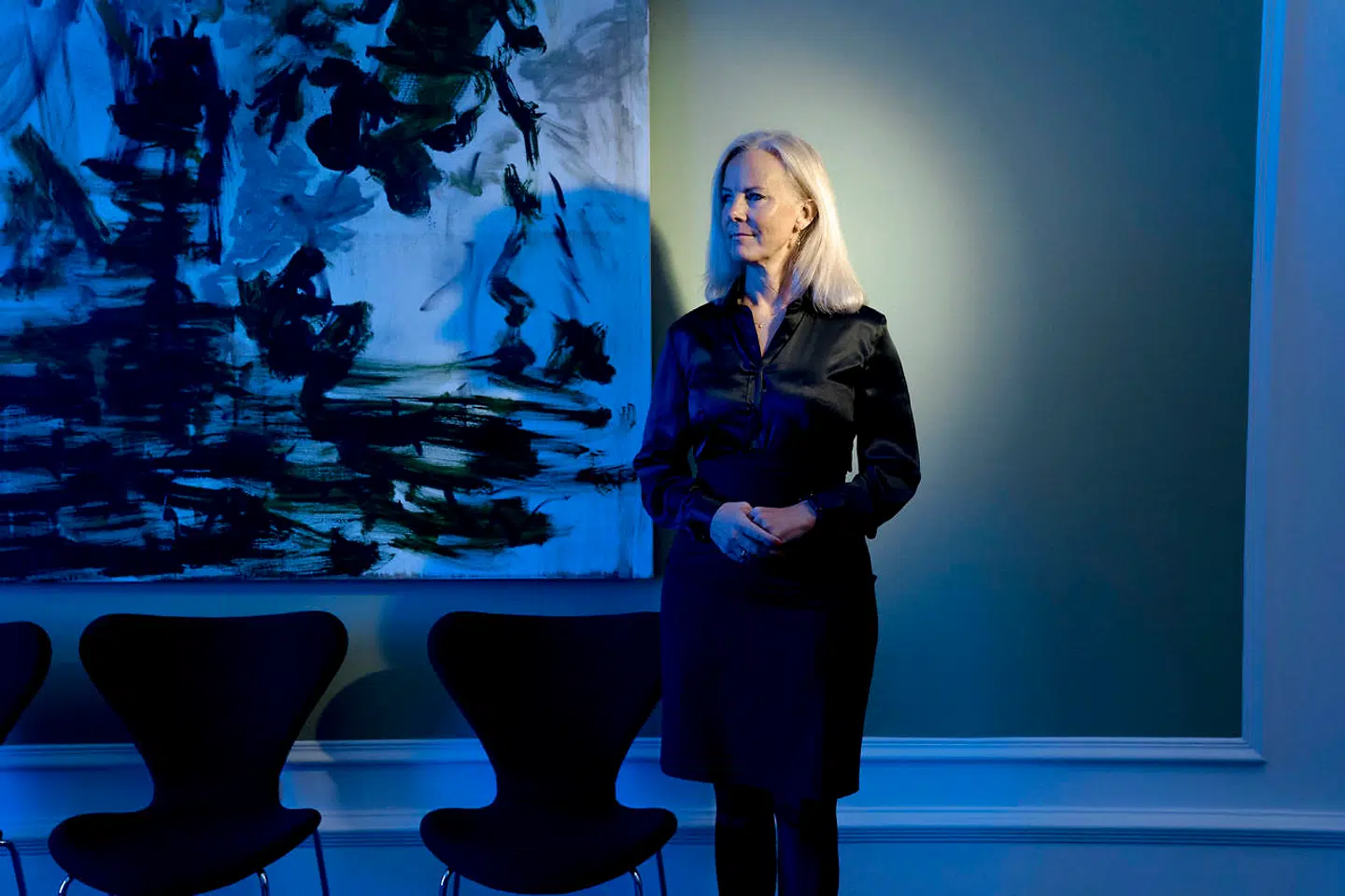 Kulturordfører for Det Konservative Folkeparti Birgitte Bergman ved en af Claus Carstensens malerier i De Konservatives gruppeværelse på Christiansborg.