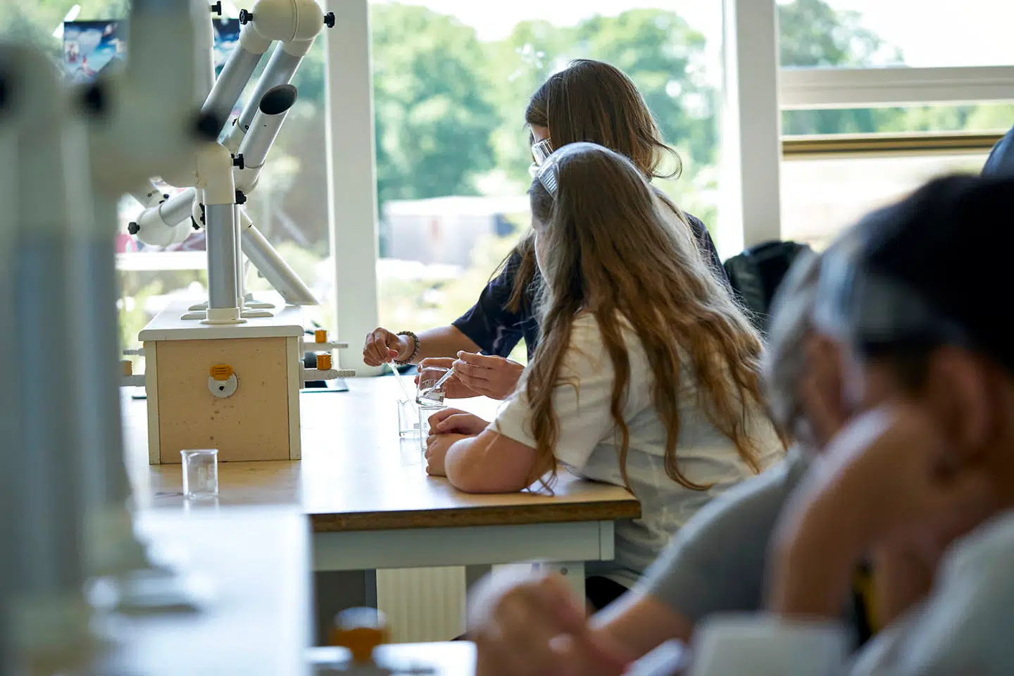 »På sin vis har venstre- og højrefløjen været fælles om at ødelægge den svenske skole. Venstrefløjen ved at indføre et radikalt, postmoderne videnssyn. Højrefløjen med en blind tro på et dårligt reguleret såkaldt »liberalt« marked.«