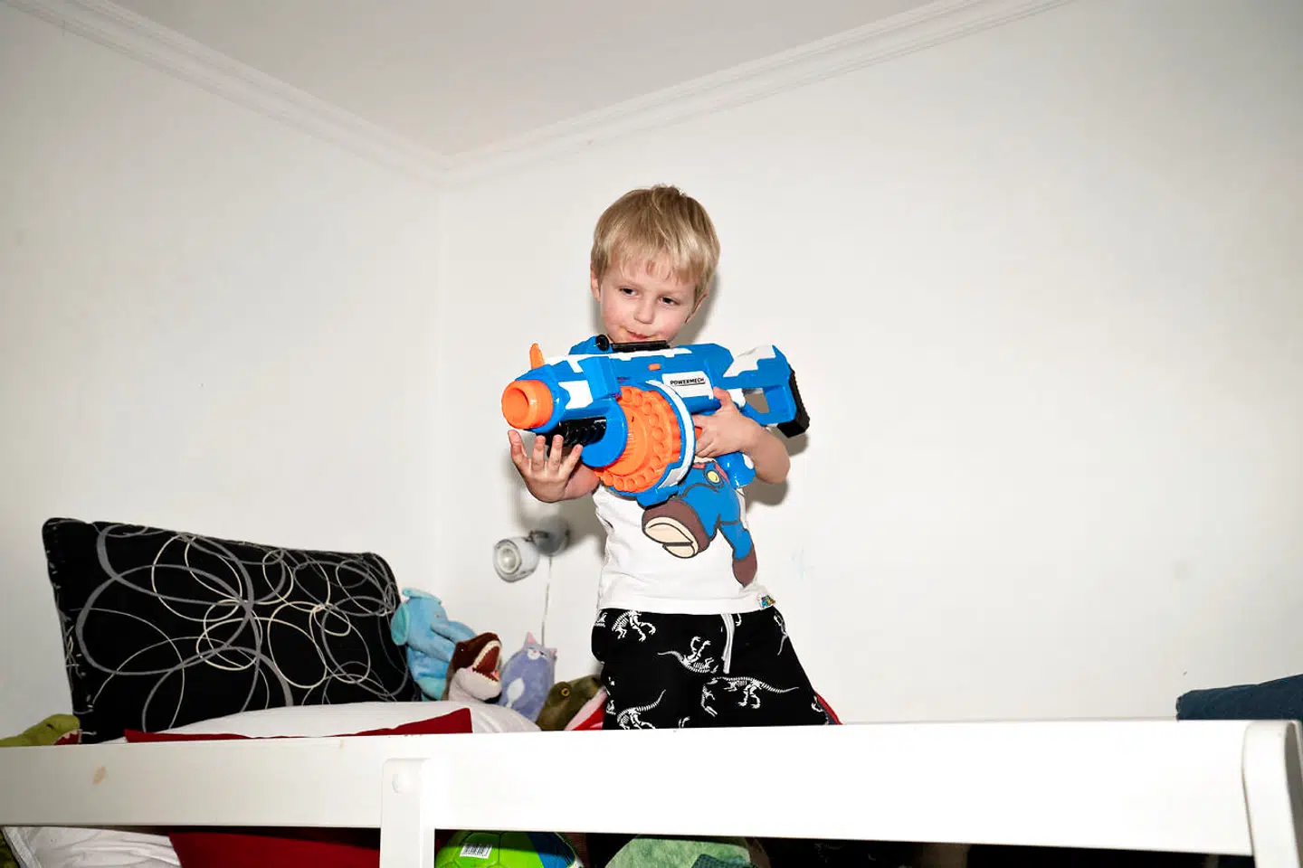 »Det er sjovt, for når vi er ude og rejse, og jeg ser nogen med fem børn, kan jeg stadig fange mig selv i at tænke »What! Det er mange børn«. Og så opdager jeg lige næste minut, at jeg selv har syv drenge og en pige med«