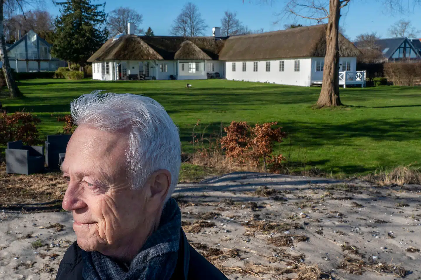 »Jeg oplever ikke de samme problemer med dæmonisering, som de gør i Saxo Bank. Måske er det på grund af deres store egoer, at de føler sig ugleset rundt omkring,« siger Kenneth Iversen, som her nyder solen foran sin strandvilla ved Øresund.
