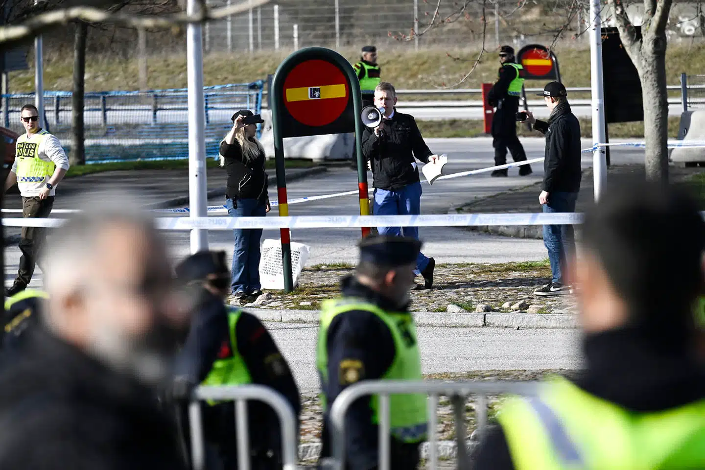 Stram Kurs-stifteren Rasmus Paludan demonstrerer i flere svenske byer disse dage. Her ses han lørdag i Malmø.