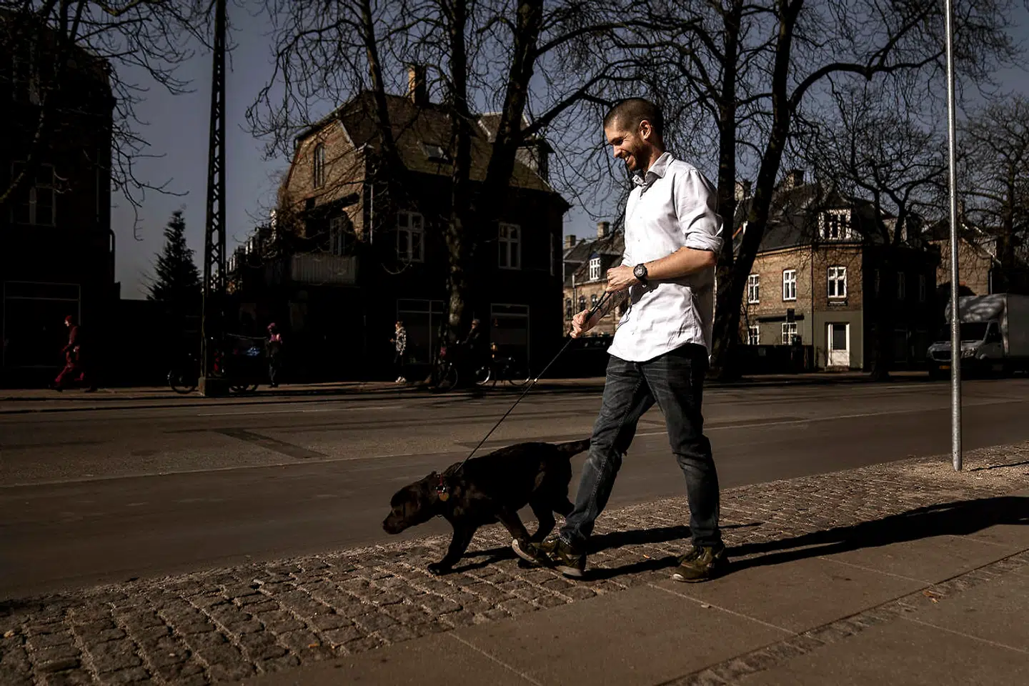 I dag bor Alan Bates med sin kæreste og hunden Lucy i København.