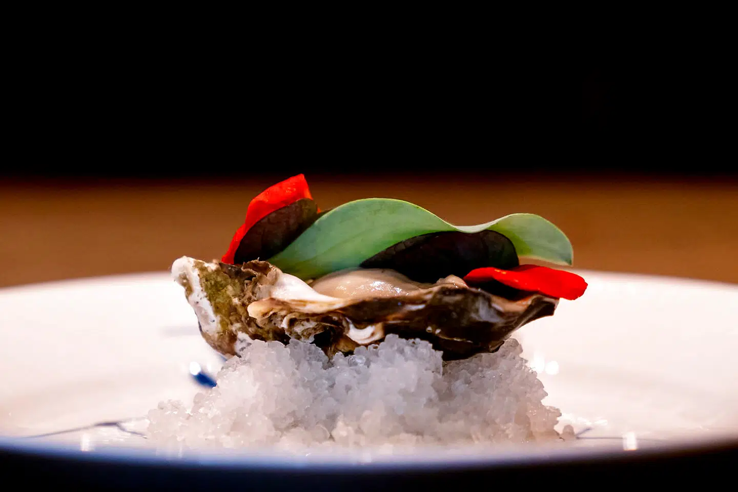 Da Berlingskes gastronomiredaktør Søren Frank var forbi Connection By Alan Bates i maj 2021, kvitterede han med fem ud af seks stjerner. Le gall-østers med emulsion af phytoplankton, som ses på billedet, var aftenens bedste ret, lød det i anmeldelsen.