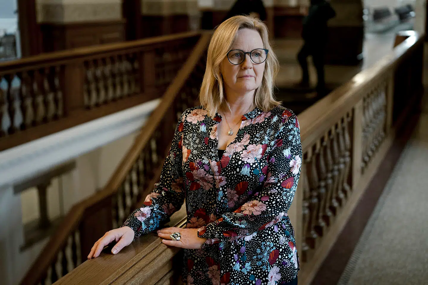 En juninat i 2005 blev daværende integrationsminister Rikke Hvilshøj vækket af et øredøvende brag og et voldsomt lysglimt. Ukendte gerningsmænd havde sat ild til familiens bil, og flammerne var hastigt ved at brede sig til huset, hvor hendes mand og to små børn lå og sov. Siden har attentatforsøget været en central del af fortællingen om Rikke Hvilshøjs ministertid. Men det synes hun ikke selv, det bør være.