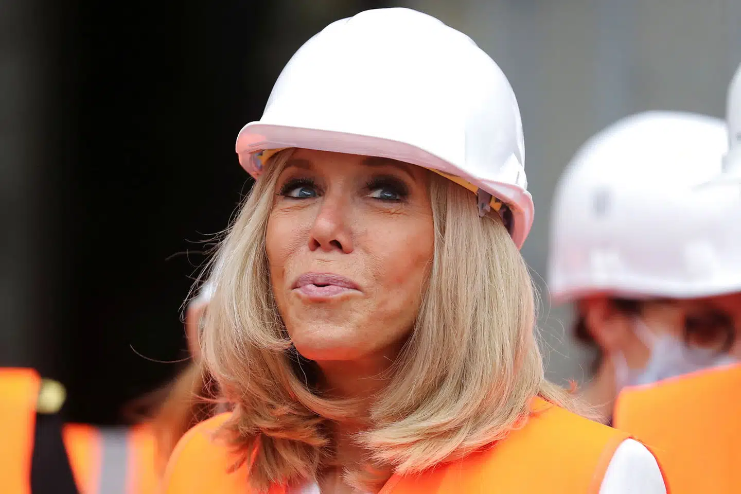 Brigitte Macron går for at være sjov og eminent til kontakten med andre mennesker, hvor hendes mand – Frankrigs præsident – er langt mere cerebral og verdensfjern. Her ses hun under istandsættelsen af et slot i Villers-Cotterets i 2021.