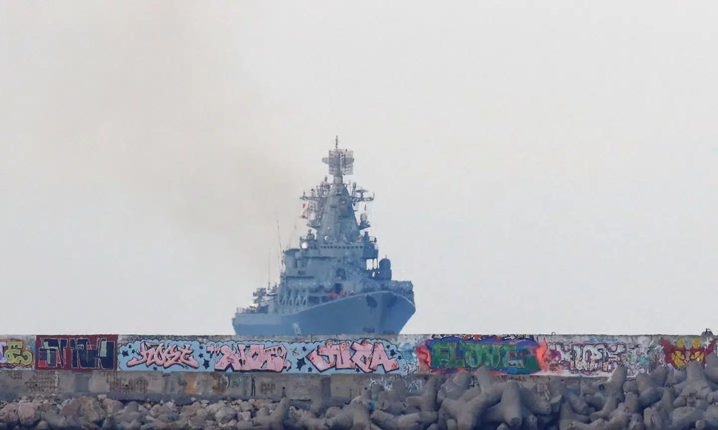 »Moskva«, her fotograferet uden for havnen i Sevastopol i 2021, var 186 meter langt, vejede 13.000 ton og havde en besætning på 500 mand. Nu ligger missilkrydseren på Sortehavets bund.