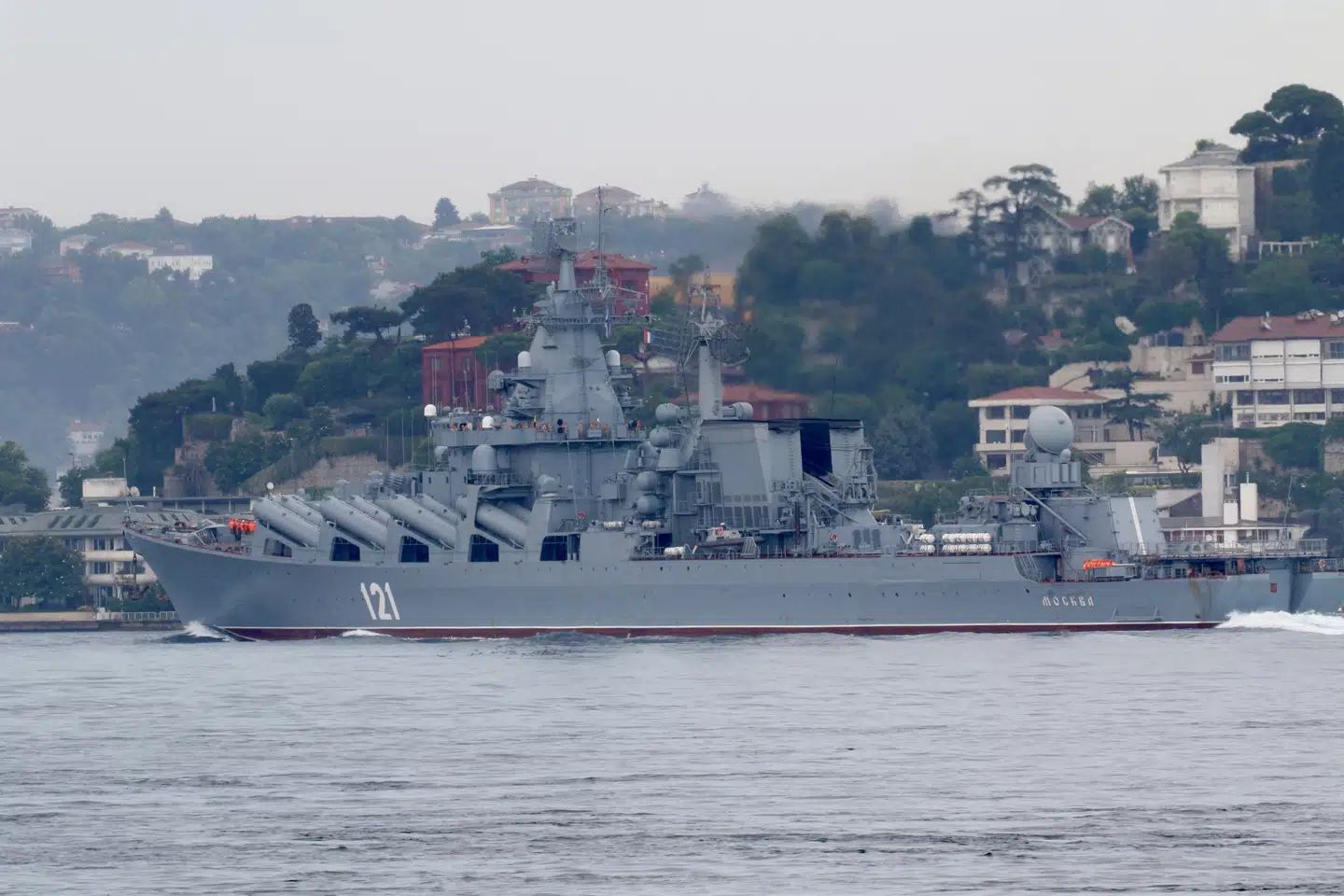 »Moskva« på vej gennem Bosporusstrædet ved den tyrkiske by Istanbul. Krydseren har to søsterskibe, der kunne overtage den vigtige funktion, men de kan umiddelbart ikke få lov til at sejle ind i Sortehavet.