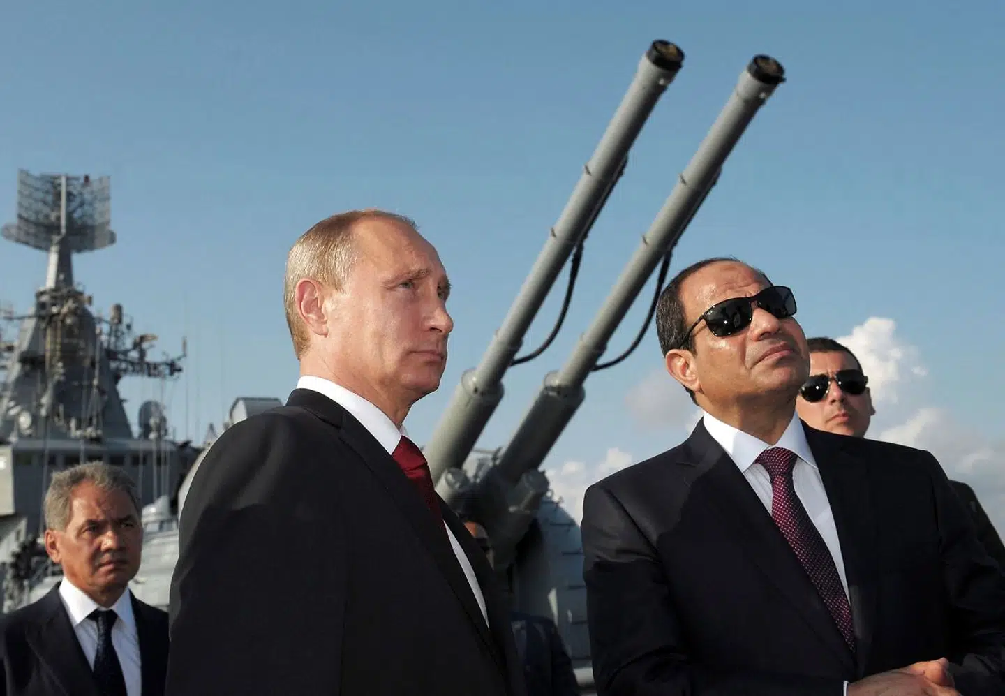 Præsident Vladimir Putin viser »Moskva« frem for sin egyptiske kollega Abdel Fattah al-Sisi under et besøg i 2014. Sænkningen af Sortehavsflådens flagskib er en ydmygelse for den russiske leder.