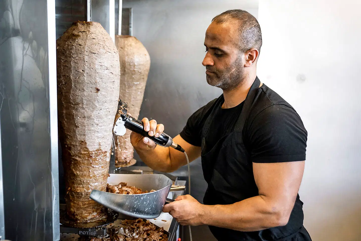 Det giver åbenbart gode »muller« at skære kød ud hele dagen. Foto fra Berlin Döner, København V.