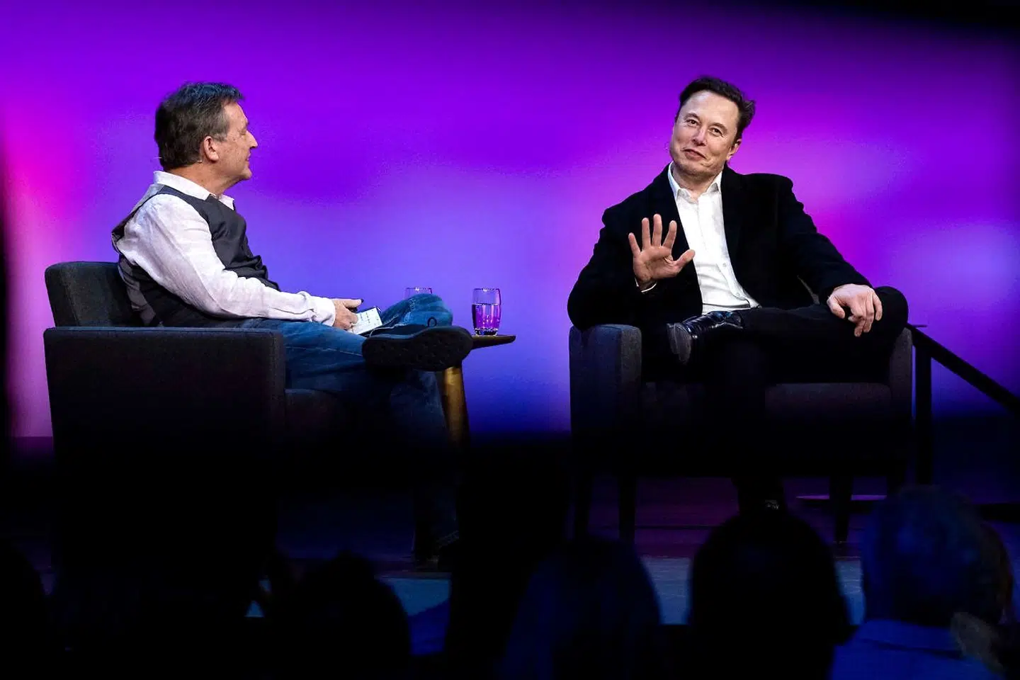 Arkivfoto: Elon Musk sætter over for intervieweren Chris Anderson ord på, hvorfor han ønsker at købe 100 procent af det sociale medie Twitter. Det sker på en TED-konference i Vancouver torsdag.