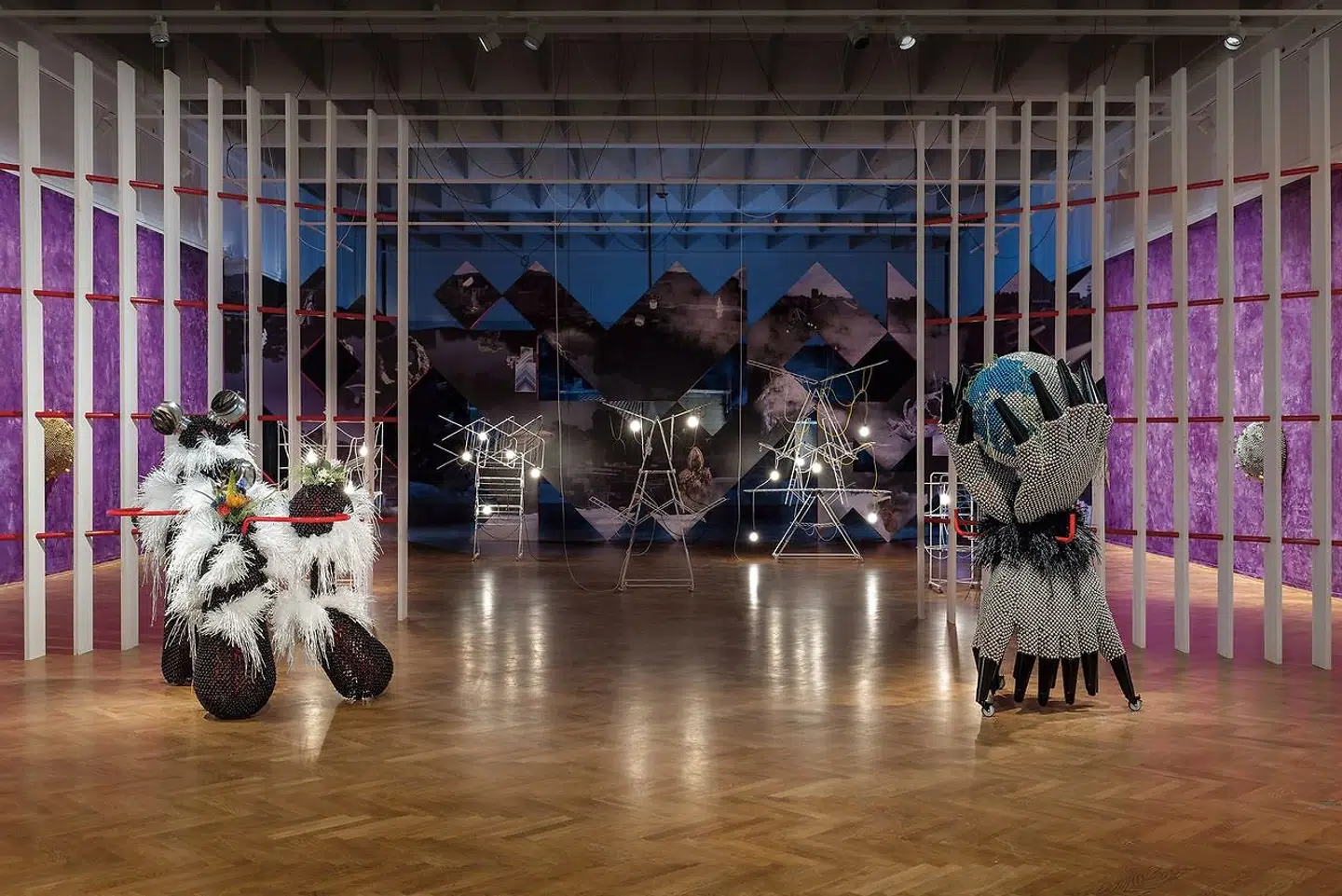 Oplev den koreansk-tyske kunstner Haegue Yangs udstilling »Double Soul« på Statens Museum for Kunst. I udstillingen har hun i de to åbningsskulpturer valgt en pardans med Sonja Ferlov Mancoba og grønlandsk-danske Pia Arke, hvis værker Yang så på Istanbul Biennalen i 2019.