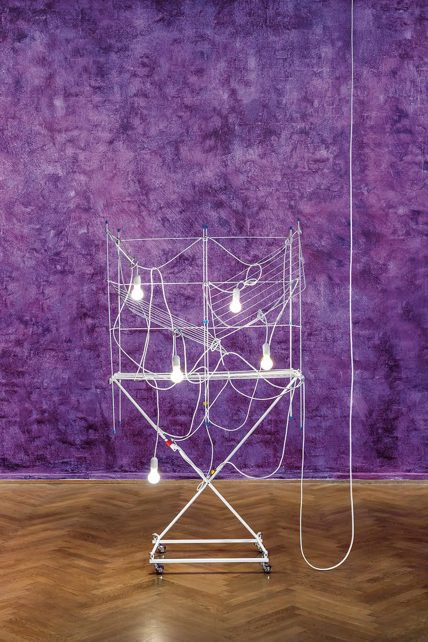 »De fleste af de værker, der knytter sig til hendes eget og andre virkelige menneskers liv, bliver sanseligt vedkommende for mig,« skriver kunstredaktør Birgitte Ellemann Höegh.