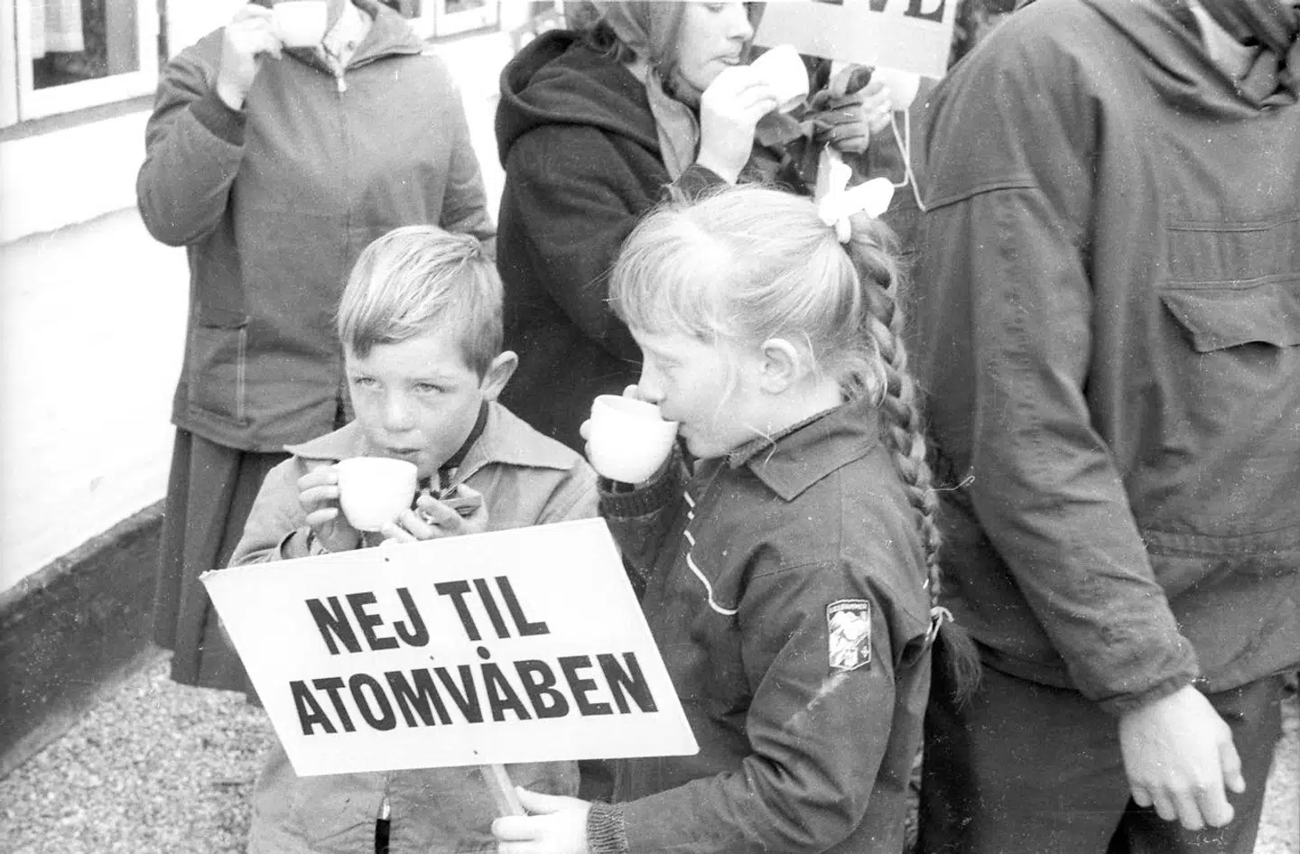 Deltagere i atommarchen fra Holbæk til København bliver budt på kaffe m.m. undervejs. Børn blev rekrutteret til fredsbevægelsen, der blandt andet gik ind for atomvåbenfrie zoner i Norden. Lige, hvad Sovjetunionen ønskede sig.