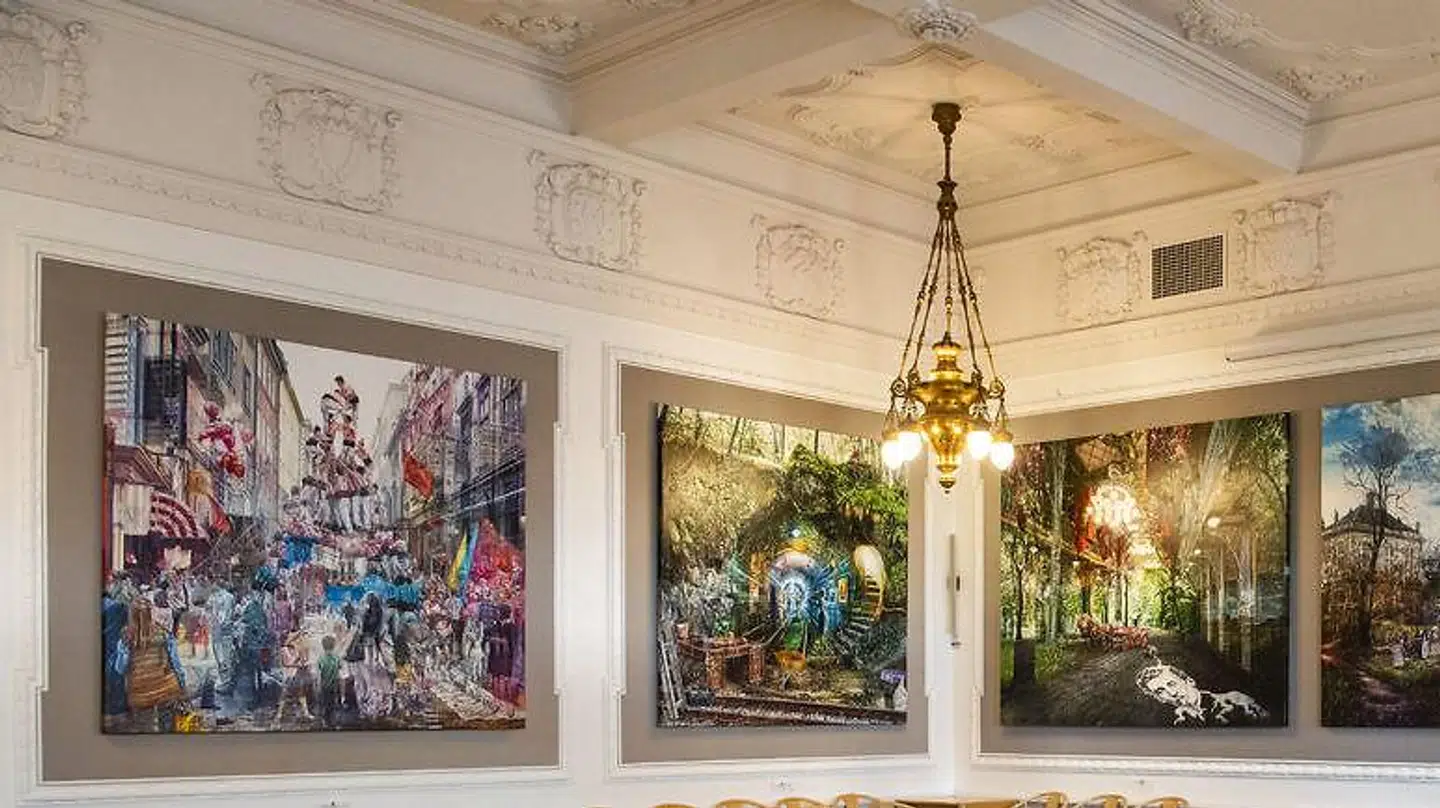 Jacob Brostrup har malet malerierne i Socialdemokratiets gruppeværelse. Et af dem skildrer den optimistiske tid i 1990erne og på maleriet ser man blandt andet John F. Kenny og Willy Brandt samt socialdemokratiske koryfæer som Poul Nyrup Rasmussen, Svend Auken og Mogens Lykketoft. Der er ingen gamle kustoder, der kæmpede mod venstrefløjen under Den Kolde Krig, med på maleriet.