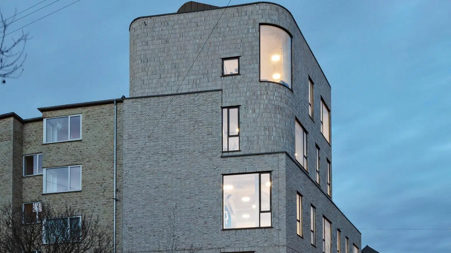 En blanding af en beboelsesejendom fra 1800-tallets slutning, en knopskydende kæmpevilla og et stykke cool Bauhaus-arkitektur. Klubben Tempeltræet rummer mange referencer, men lander trods forvirringen på benene.