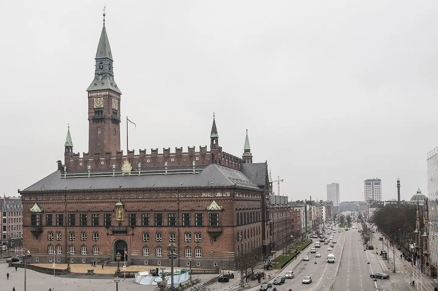 »I søndags var det præcis 100 dage siden, at jeg startede som nyvalgt for Socialdemokratiet på Københavns Rådhus, og her er lidt nyt fra virkelighedens politiske verden, som er meget bedre end sit rygte. I stedet for knive i ryggen er jeg blevet mødt med åbne arme af mine politiske kolleger fra alle partier,« skriver Lea Friedberg.