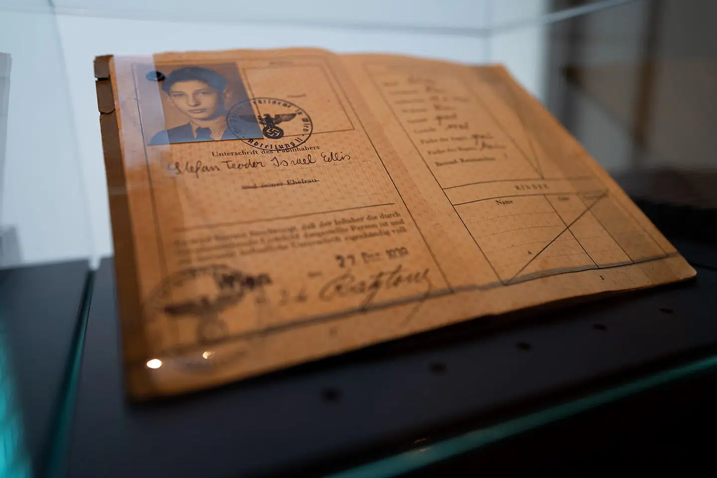 Den østrigsk-amerikanske forretningsmand og kunstsamler Stefan Edlis' (1925-2019) østrigske pas, der var stemplet med et »J« for »Jude«, kan nu ses på udstillingen i Wien.