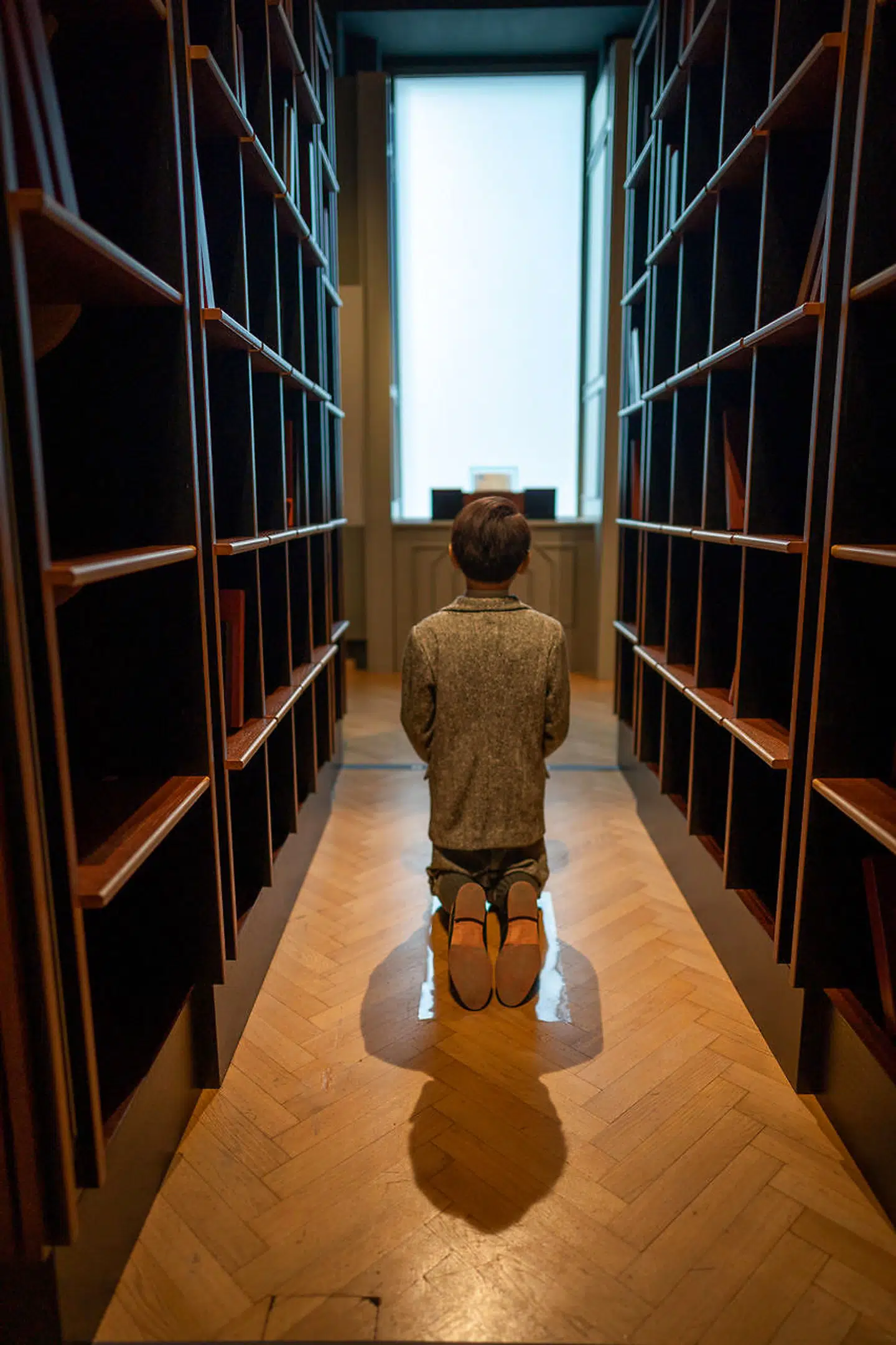 Bagfra kan man ikke se, hvem Maurizio Cattelans værk »Him« forestiller. Billedet er fra udstillingen på Jüdischens Museum Wien.