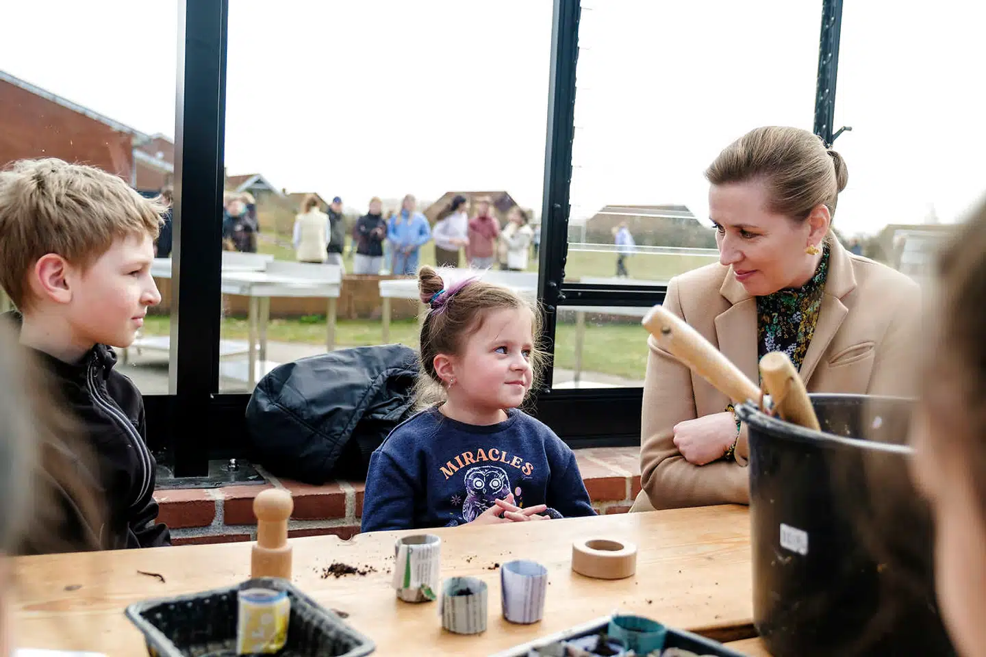 Statsminister Mette Frederiksen var i sidste uge på Bornholm, hvor hun blandt andet besøgte ukrainske flygtningebørn. Fagforeningen BUPL forudser, at der opstår massiv mangel på pædagoger, hvis de mange ukrainske flygtningebørn skal passes. Derfor opfordrer BUPL nu tusindvis af pensionerede medlemmer til at trække i arbejdstøjet.