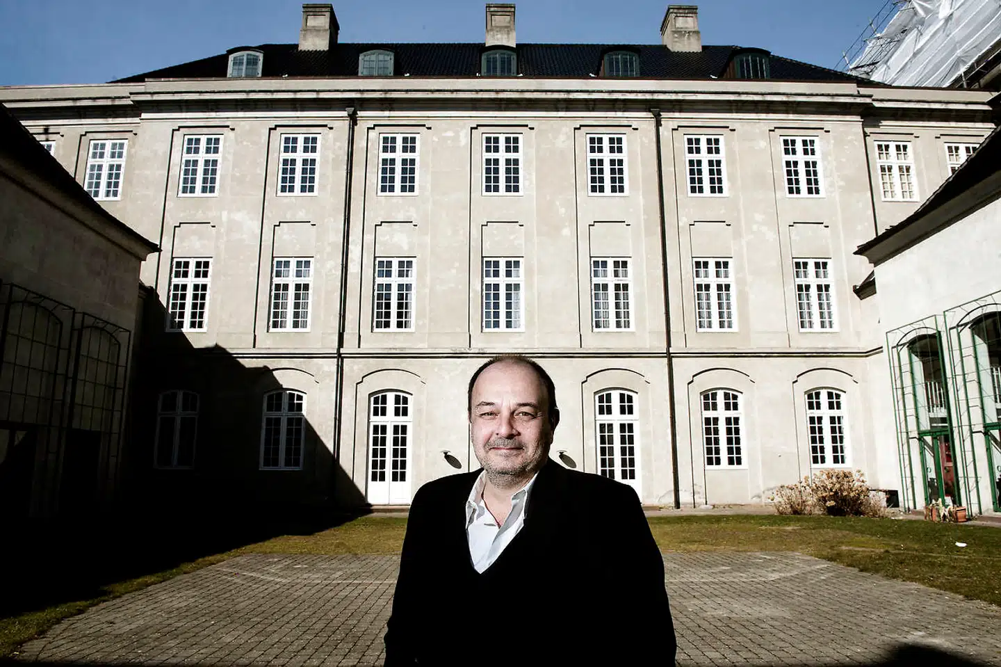 Teaterdirektør Steen Stig Lommer foran Odd Fellow Palæet, hvor Grønnegårds Teatret i år spiller Holbergs »Maskerade«.