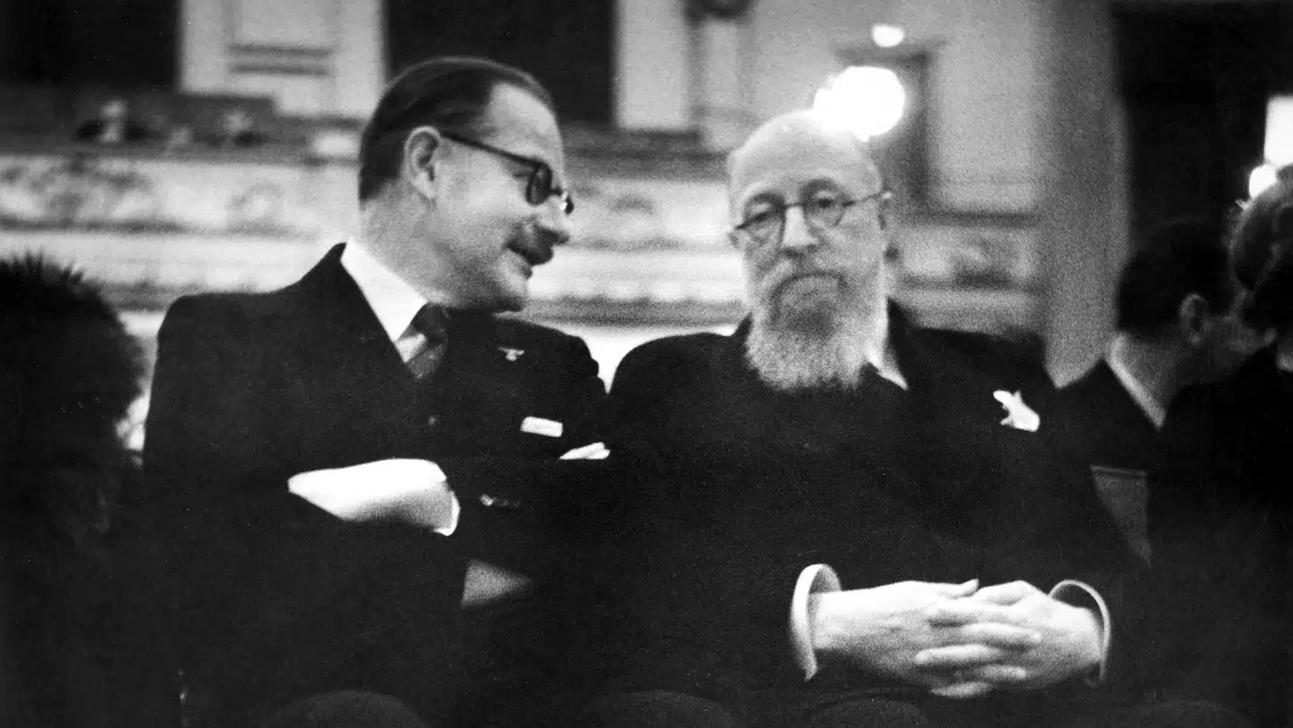 De unge tyskvenlige socialdemokrater røg ind i et uvejr efter krigen. Jens Otto Krag reddede sig selv ved at smække med døren til kredsen af tyskvenlige. Men næppe i november 1941, som historikeren Bo Lidegaard og partihistorikerne påstod, men senere som Arne Hardis dokumenterer i sin nye bog. Her ses partifaderen Thorvald Stauning sammen med den tyske nazileder i Danmark, Renthe-Fink. Renthe-Fink blev siden afløst af Werner Best.