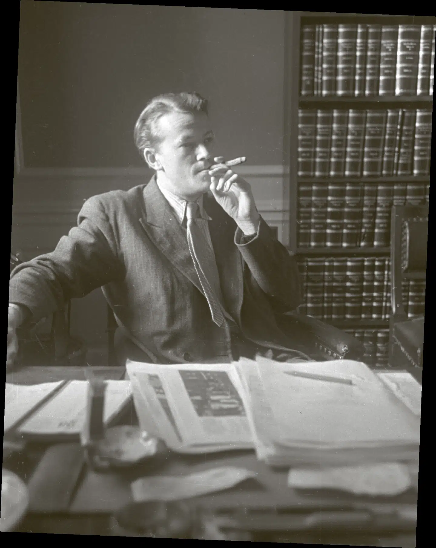 Den unge fremadstormende Jens Otto krag efter krigen. Historikeren Bo Lidegaard har skrevet, at Krag i november 1941 smækkede med døren til den tyskvenlige kreds. Men Arne Hardis kan dokumentere, at det skete senere. Illustration fra bogen.