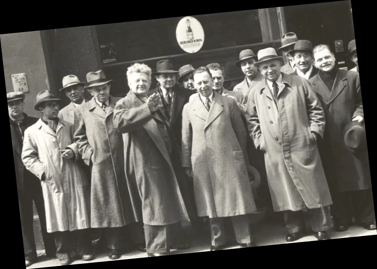 Socialdemokratisk gruppe i Nazityskland. Digteren Harald Bergstedt, der skrev en række landskendte sange som for eksempel »Solen er så rød Mor«, ses i forgrunden med hånden løftet. Turen gik til Tyskland maj 1941. Til venstre for Bergstedt ses snedkerforbundets formand, Niels Madsen. Begge skrev senere imponeret over, hvad de så i Tyskland. Illustration fra bogen.