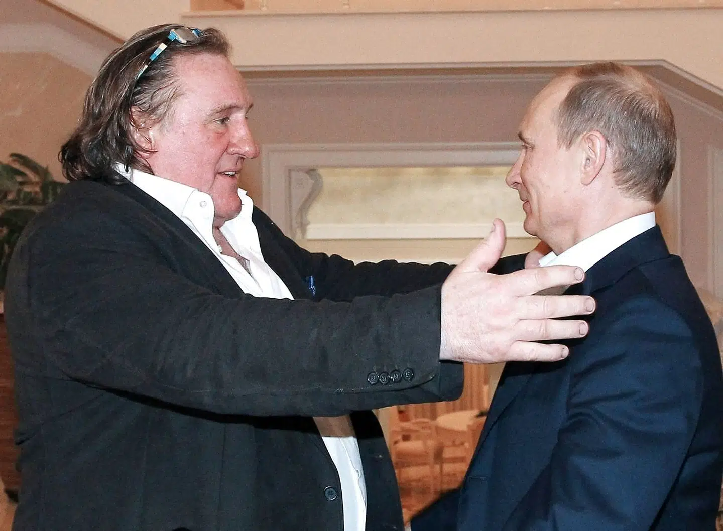 Gérard Depardieu gør klar til at kramme Vladimir Putin under sit besøg i den russiske leders sortehavsresidens i 2013.