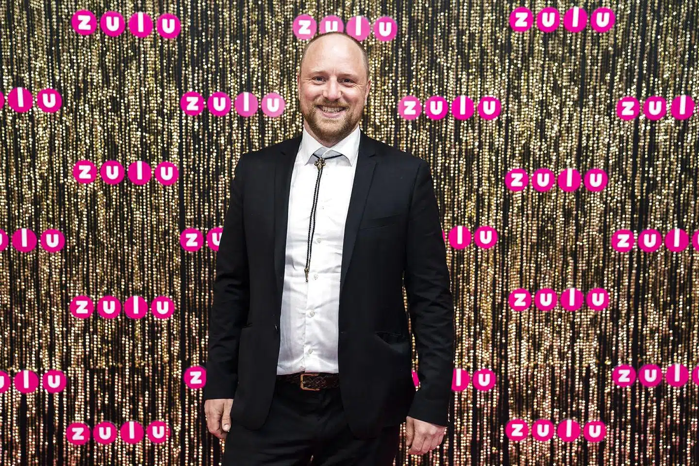 »Ekstra Bladet har brug for, at der kommer ro på efter endnu et turbulent chefskifte i den forgangne uge, og uanset de sært tågede udmeldinger om forgængeren Henrik Qvortrups afgang, så har den nye ansvarshavende chefredaktør i min optik alle muligheder for at blive en god og nyskabende leder,« skriver Karen Bro.