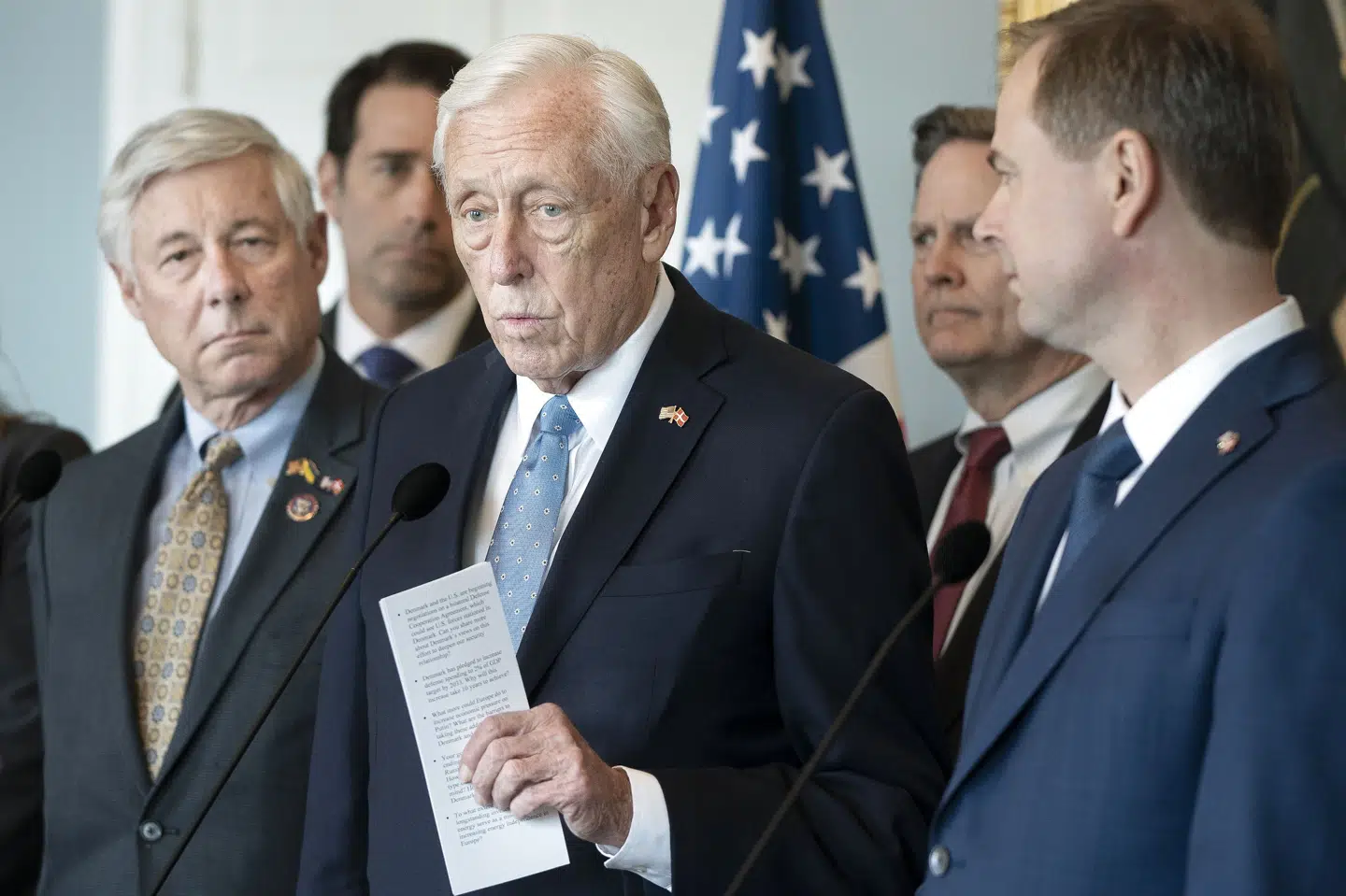 Ni kongrespolitrikere fra USA besøgte tirsdag København. Steno Hoyer i midten er demokratisk flertalsleder i Repræsentanterns Hus. Republikaneren Fred Upton (tv) og finansminister Niccolai Wammen (th) lytter. Liselotte Sabroe/Ritzau Scanpix