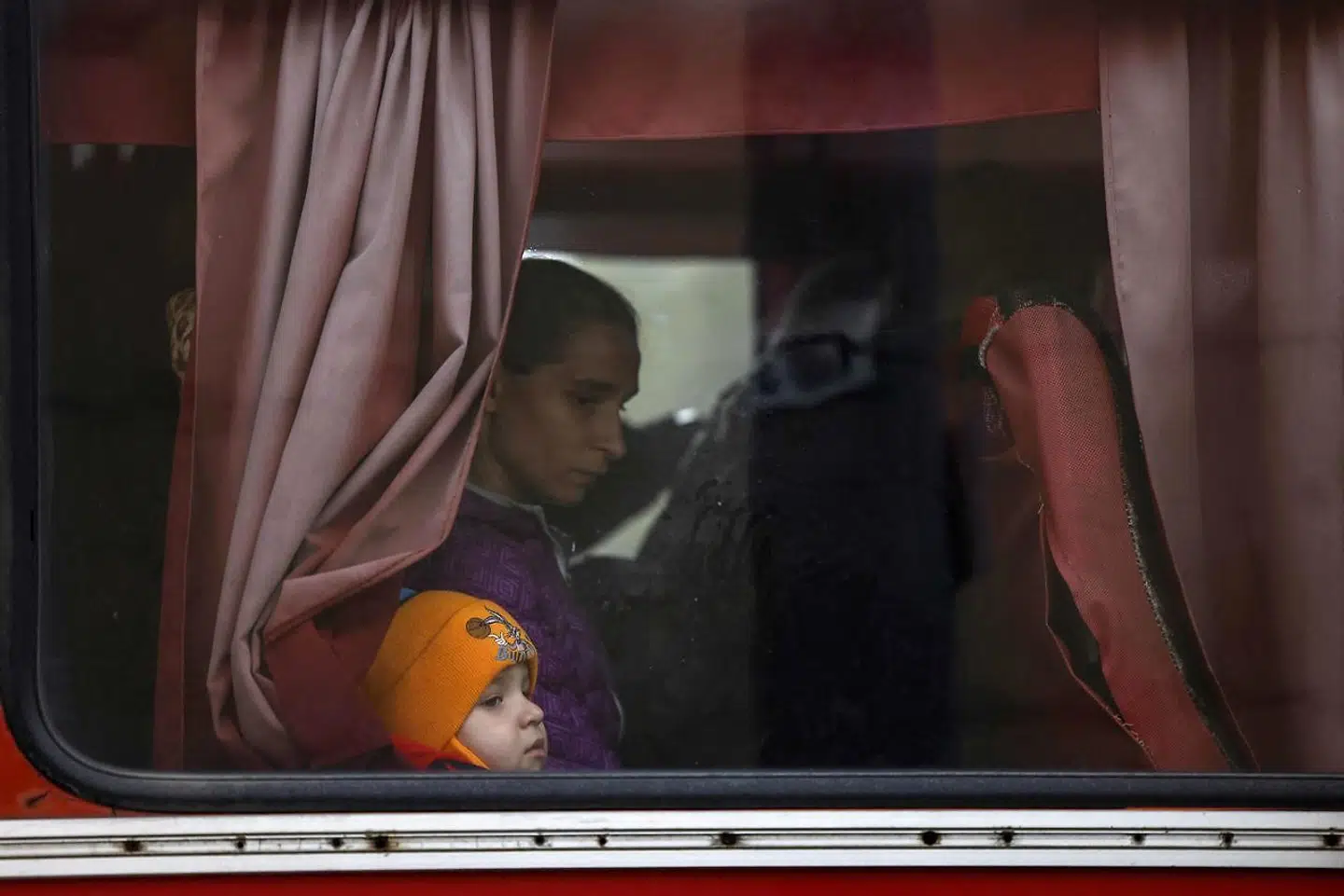 En kvinde og et barn sidder på en bus på vej væk fra den centrale station i Slovyansk i Donbas-regionen 12. april. De ukrainske ledere i Donetsk and Luhansk har bedt civile om at rejse mod vest, før den ventede offensiv begynder.