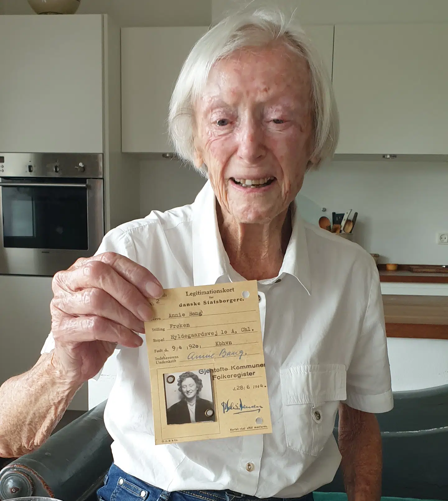 Inge Hagen er i dag 96 år og stadig frisk.Her står hun med et illegalt legitimationskort med dæknavnet Anni Bang.