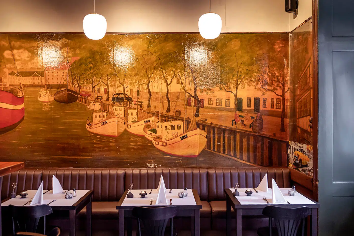 »Vægmalerierne viser sig at være originale skildringer af gade- og kanalscener fra Christianshavn anno start-1950erne og malet af fattige kunstnere, der på den måde kunne betale af på deres gæld til værtshuset,« skrev Svend Rasmussen i sin anmeldelse.