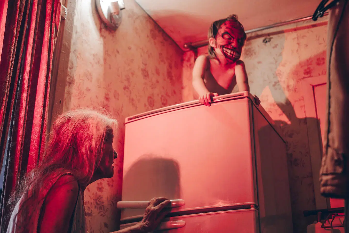 Da Olena Morozovas bedstemor blev gammel, fik hun et drømmesyn, hvor hun følte, at hun så vilde dyr i sin lejlighed. Olena Morozova mener, det kom fra hendes arbejde tilbage i 1950erne, hvor hun som læge i Sibirien måtte rejse over sneen om natten på en slæde for at besøge sine patienter. Undervejs kunne hun høre ulvene hyle i mørket i skoven.