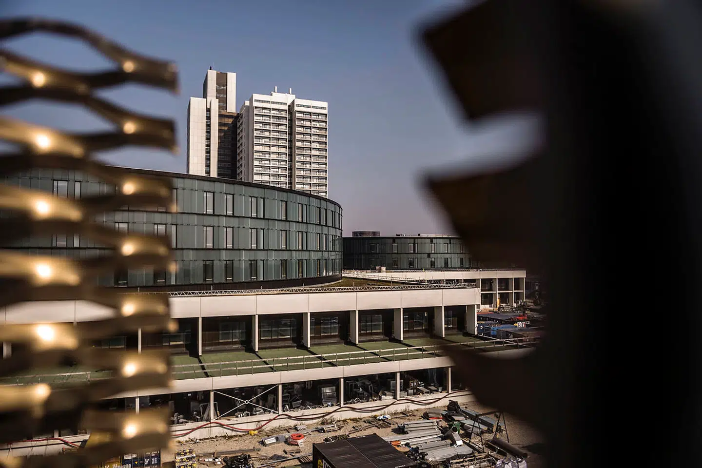 Udadtil fremstår det nye hospitalsbyggeri ved Herlev Hospital som færdigt. Men blandt andet »udfordringer med afløbsinstallationerne« har betydet, at indflytningen i en del af byggeriet forsinkes. Andre supersygehusprojekter i hovedstaden forsinkes også.