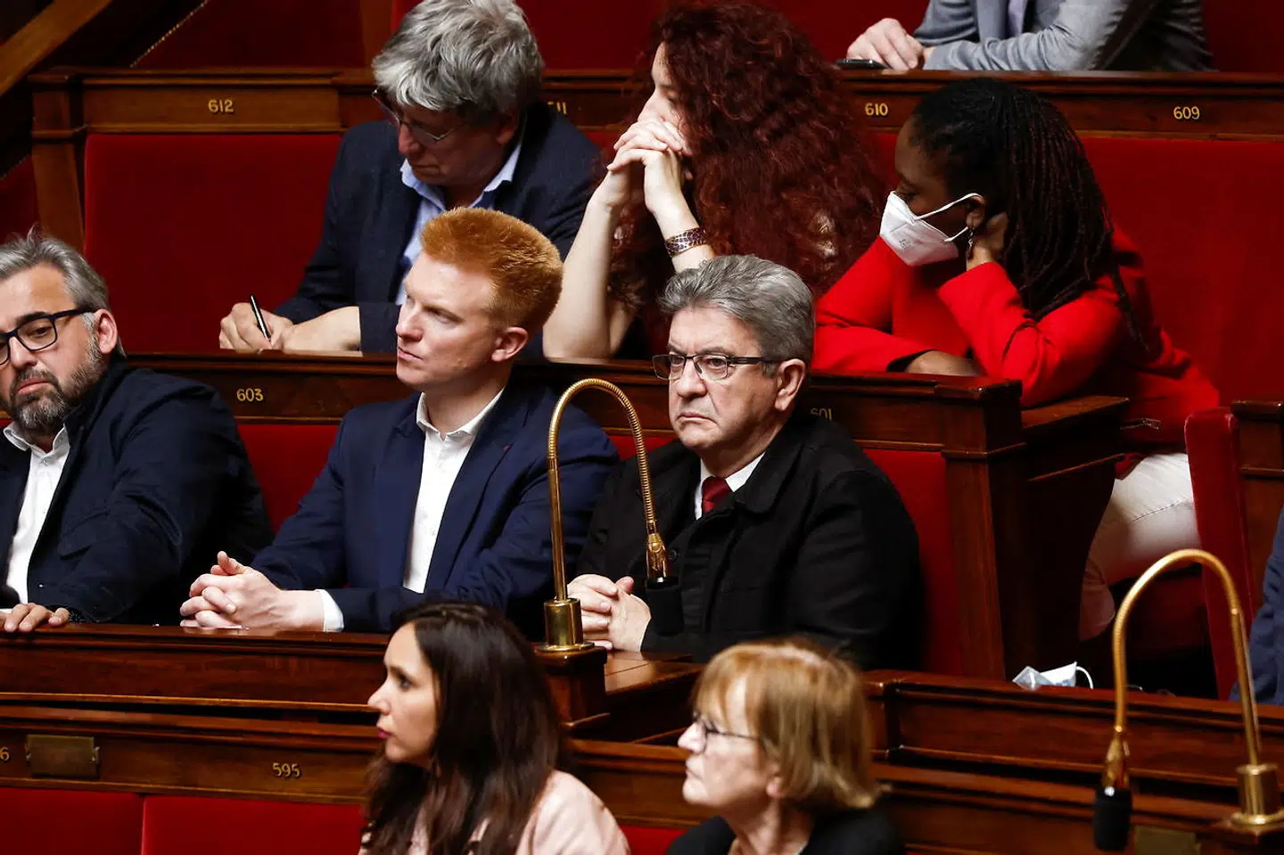 Jean-Luc Mélenchon lytter til den ukrainske præsident, Volodymyr Zelenskyjs, tale til den franske nationalforsamling 23. marts.