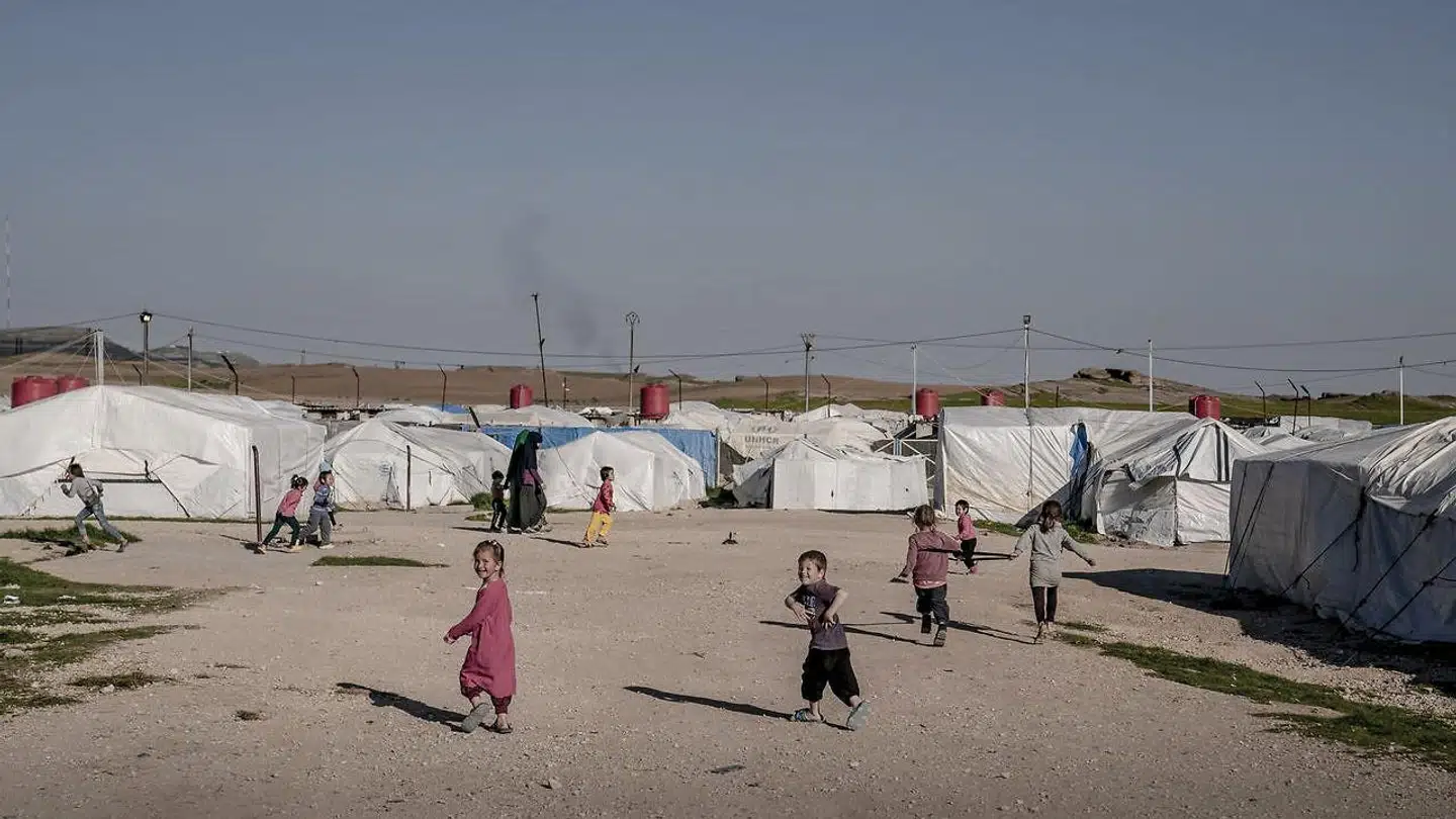 Børn leger på en af jordvejene i den kurdiske fangelejr al-Roj i det nordøstlige Syrien, hvor i alt fem danske børn (ikke dem på billedet) opholder sig med deres mødre.