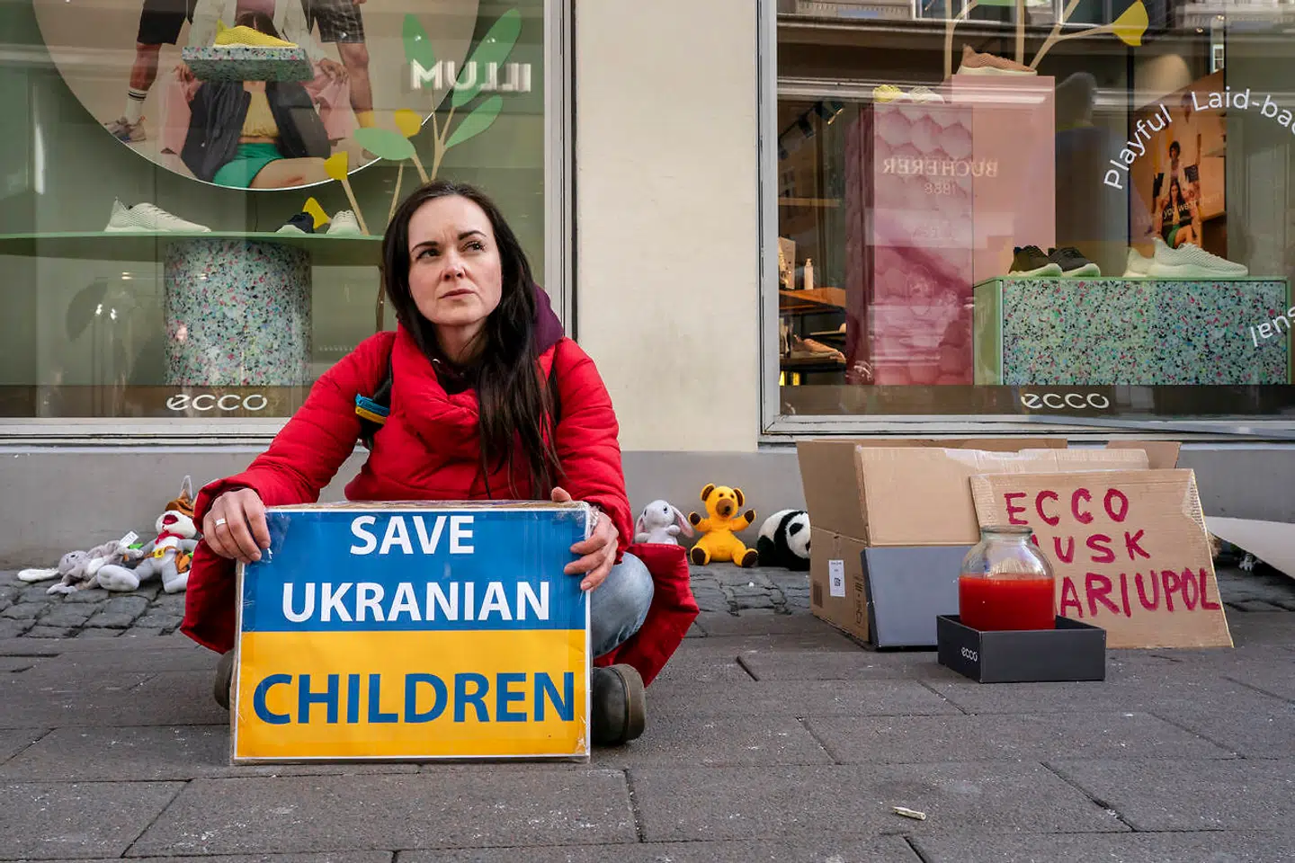 Ecco er for længst begyndt at lukke for Rusland-kritik på selskabets sociale medier, hvor forbrugere raser over skokæmpens fortsatte engagement i Rusland. Ecco kunne dog ikke styre, da vrede demonstranter tog opstilling foran Ecco-butikken på Strøget i København i slutningen af marts.