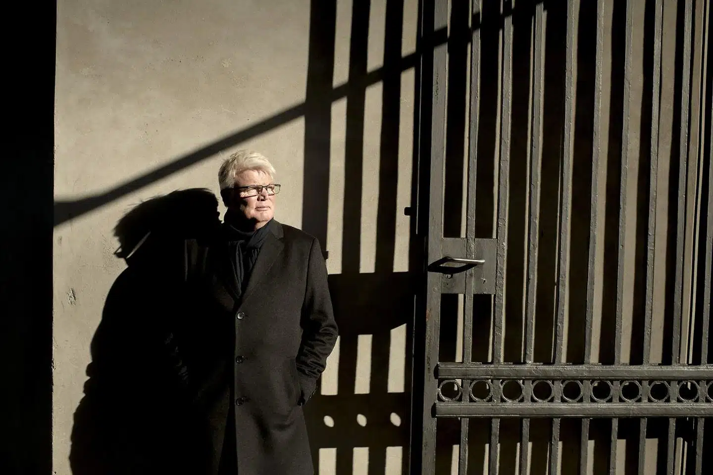 »For kort tid siden gjorde flere folketingsmedlemmer tilsvarende opmærksom på de uhensigtsmæssige vilkår, de arbejder under, og undersøgelser har vist, at der i dag er mindre tid til lovforberedelse end tidligere. Problemerne er heller ikke blevet mindre af en noget selvtilstrækkelig regering, som kun inddrager Folketinget mindst muligt,« skriver Peter Loft.