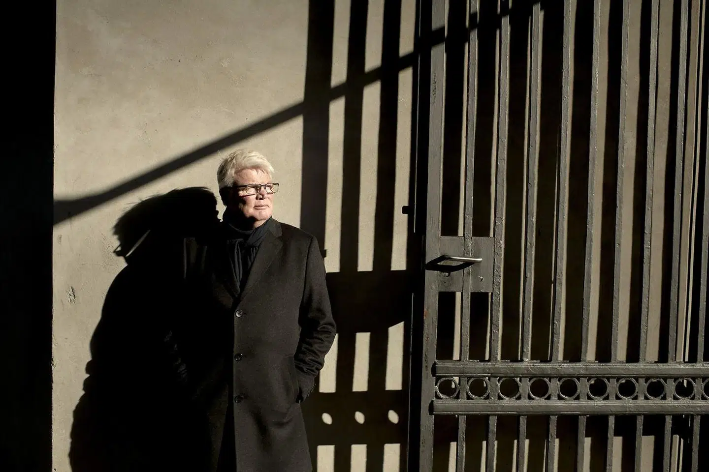 »For kort tid siden gjorde flere folketingsmedlemmer tilsvarende opmærksom på de uhensigtsmæssige vilkår, de arbejder under, og undersøgelser har vist, at der i dag er mindre tid til lovforberedelse end tidligere. Problemerne er heller ikke blevet mindre af en noget selvtilstrækkelig regering, som kun inddrager Folketinget mindst muligt,« skriver Peter Loft.